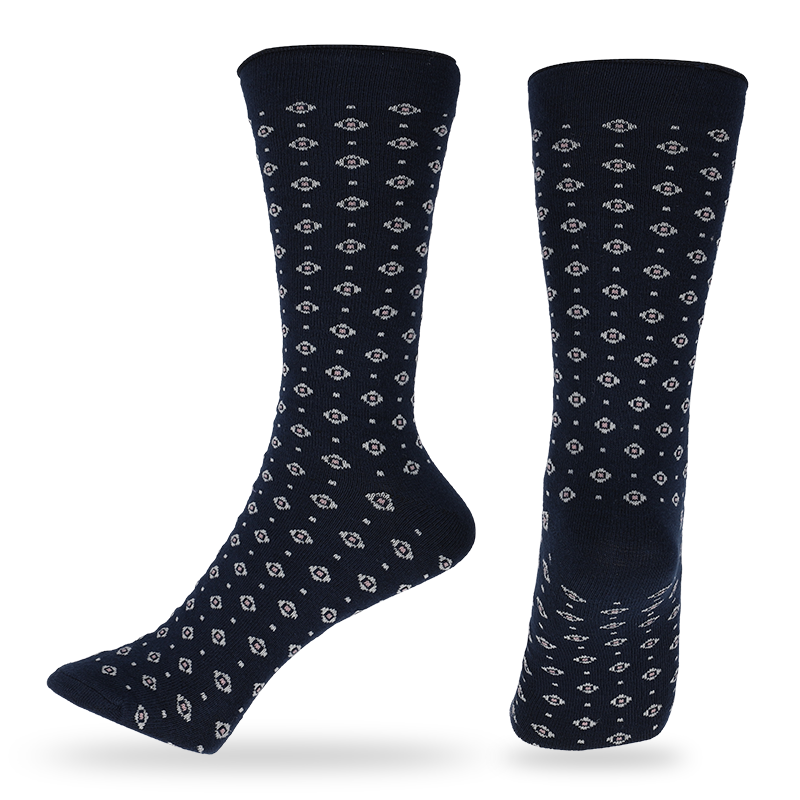 L'équipe de mode pour dames retrousse des chaussettes habillées lâches avec de petits motifs et des rayures fines