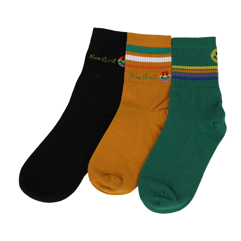Chaussettes streetwear décontractées, habillées ou personnalisées à motif de visage emoji fabriquées à partir de chaussettes classiques en coton peigné de haute qualité avec motif smiley et rayures.