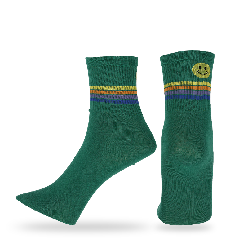 Chaussettes streetwear décontractées, habillées ou personnalisées à motif de visage emoji fabriquées à partir de chaussettes classiques en coton peigné de haute qualité avec motif smiley et rayures.