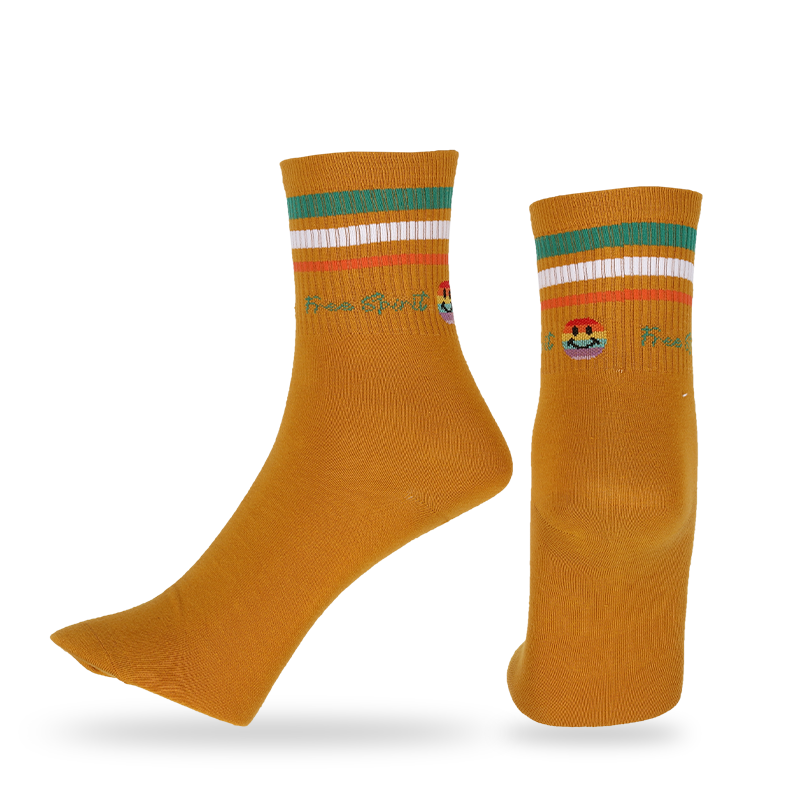 Chaussettes streetwear décontractées, habillées ou personnalisées à motif de visage emoji fabriquées à partir de chaussettes classiques en coton peigné de haute qualité avec motif smiley et rayures.