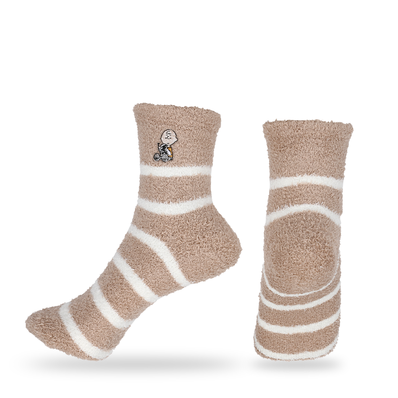 Le logo personnalisé accepte les chaussettes de sol d'intérieur floues et chaudes d'hiver de faible épaisseur de fil de plumes avec broderie