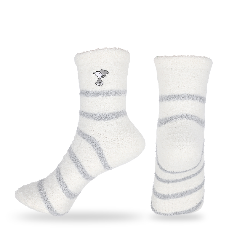 Le logo personnalisé accepte les chaussettes de sol d'intérieur floues et chaudes d'hiver de faible épaisseur de fil de plumes avec broderie