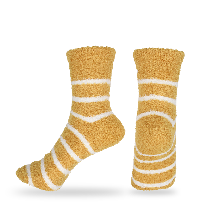 Le logo personnalisé accepte les chaussettes de sol d'intérieur floues et chaudes d'hiver de faible épaisseur de fil de plumes avec broderie