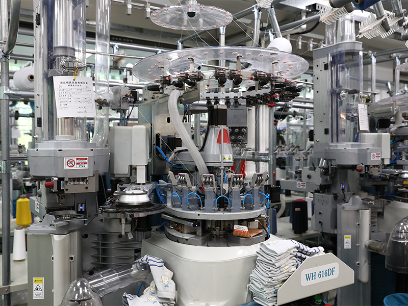 Machines à tricoter intégrées multifonctionnelles pour orteil de liaison automatique